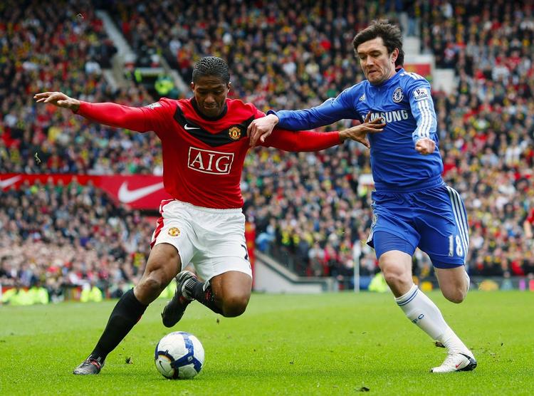 Offensivkraft. Antonio Valencia (t.v.) kom til United i 2009. 