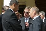Brysk. Putins svada mod USA blev fremført i en tale til en gruppe russiske unge. Her ses premierministeren i samtale med præsident Obama i 2009. (Arkiv) 