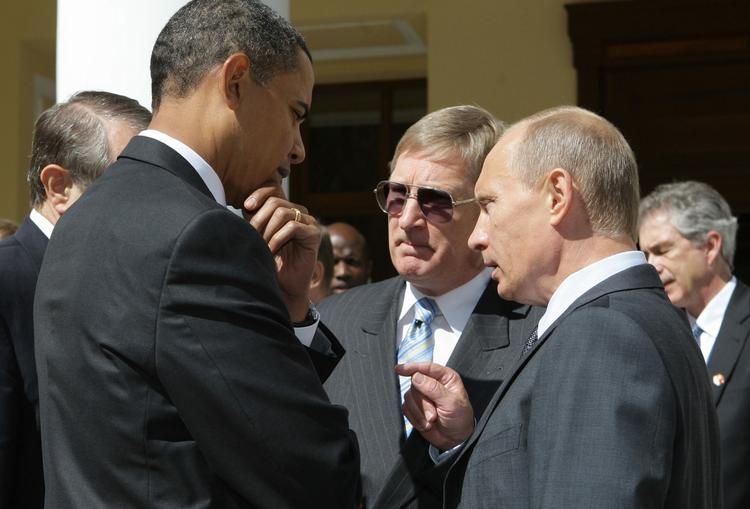 Brysk. Putins svada mod USA blev fremført i en tale til en gruppe russiske unge. Her ses premierministeren i samtale med præsident Obama i 2009. (Arkiv) 