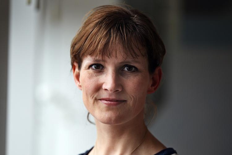 Bødestraf. Socialminister Benedikte Kiær åbner for, at kommuner, der ikke fører ordentligt tilsyn med plejefamilier, kan idømmes bøder. 