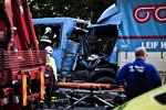 Ulykke. Lastbilen overså formentlig fuldstændig bussen. 