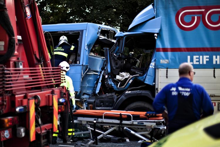 Ulykke. Lastbilen overså formentlig fuldstændig bussen. 