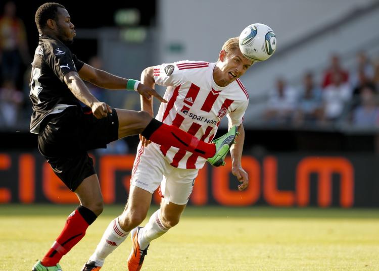 Nærkamp. AaB's Thomas Augustinussen i tæt opgør med FCM's Sylvester Igboun. 