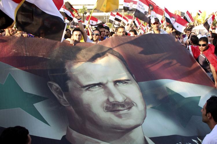 Aldrig. En militær intervention vil have den stik modsatte effekt end ønsket, mener lektor Søren Schmidt. På billedet ses en flok demonstrerende Assad-tilhængere. (arkiv) 