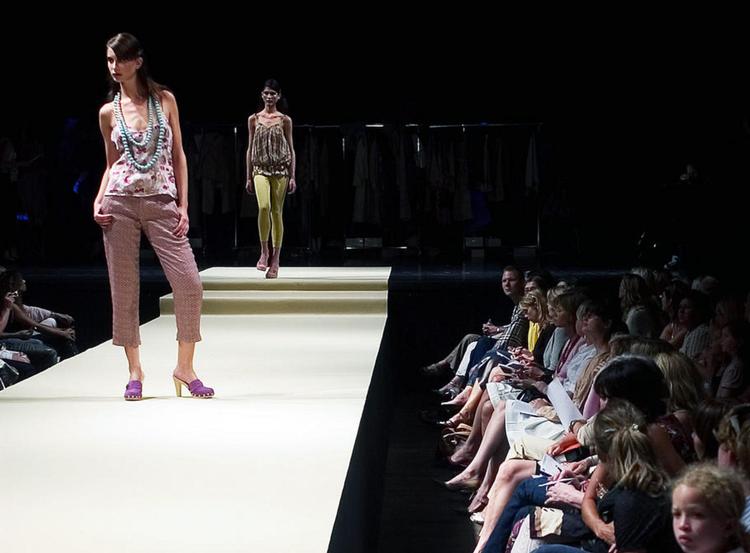 Farvel.  Rützou tager til Stockholm i år. Her fra Susanne Rützous show ved Copenhagen Fashion Week 2004. 