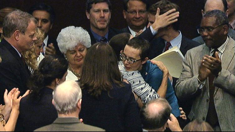 Velkommen. Gabrielle Giffords får kram og klapsalver, da hun kommer ind for at deltage i afstemningen i Repræsentanternes Hus. 