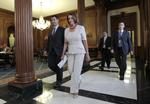 afstemning. Demokraternes leder i Repræsentanternes Hus, Nancy Pelosi, ankommer til den afgørende afstemning om gældsaftalen i nat dansk tid. 
