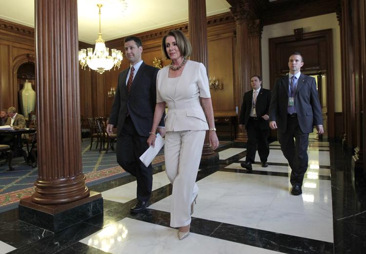 afstemning. Demokraternes leder i Repræsentanternes Hus, Nancy Pelosi, ankommer til den afgørende afstemning om gældsaftalen i nat dansk tid. 