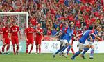 defensiv. Liverpool FC har købt stort ind i sommerpausen, men spillerne er endnu ikke integreret på holdet, som har store defensive problemer. Her scorer et malaysisk hold mod Liverpool under en kamp 16. juli. 
