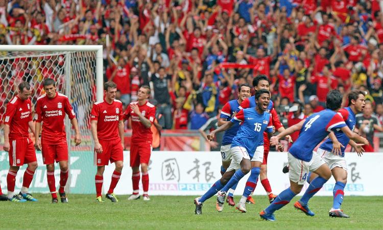 defensiv. Liverpool FC har købt stort ind i sommerpausen, men spillerne er endnu ikke integreret på holdet, som har store defensive problemer. Her scorer et malaysisk hold mod Liverpool under en kamp 16. juli. 