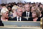 mindegudstjeneste. Fremskridtsspartiets leder Siv Jensen (tv.) til mindegudstjeneste for ofrene i Oslo domkirke sammen med nærstformand i partiet Høyre, Jan Tore Sanner, og dets formand Erna Solberg. 