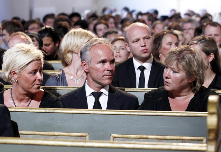 mindegudstjeneste. Fremskridtsspartiets leder Siv Jensen (tv.) til mindegudstjeneste for ofrene i Oslo domkirke sammen med nærstformand i partiet Høyre, Jan Tore Sanner, og dets formand Erna Solberg. 