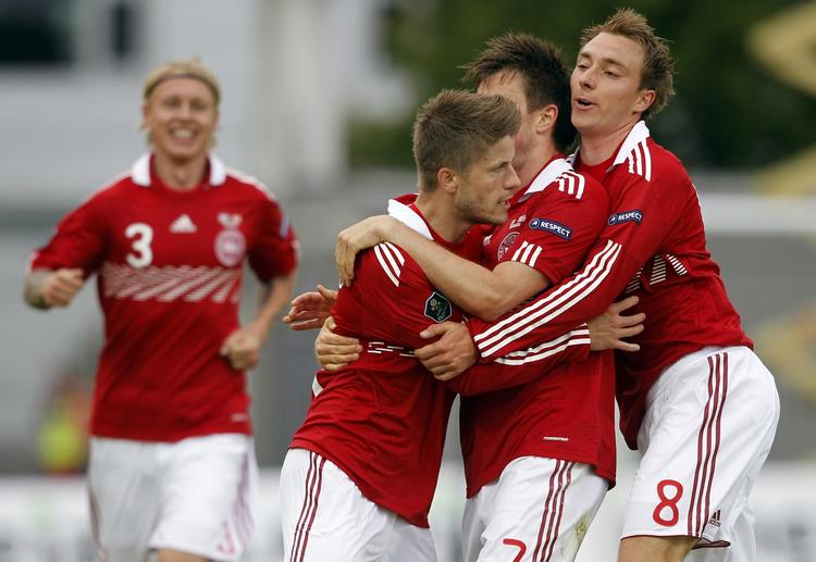 ambitioner. Lasse Schøne (midt) har scoret til 1-0 for Danmark mod Island efter en længerevarende skade 