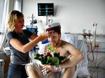 DRØMME. Casper Palmvig når i sommeren 2007 ikke at gøre sin studentereksamen færdig. I stedet sætter hans mor Trine huen på hans hoved på Rigshospitalet. 