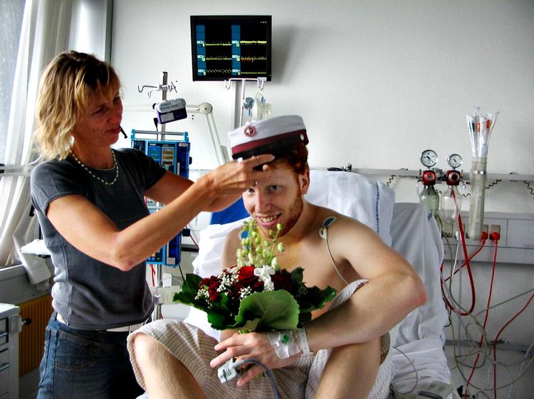 DRØMME. Casper Palmvig når i sommeren 2007 ikke at gøre sin studentereksamen færdig. I stedet sætter hans mor Trine huen på hans hoved på Rigshospitalet. 