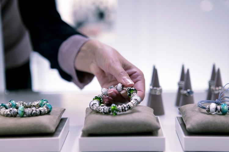 Krise. Pandora strøg ind på det prestigefyldte danske C20-indeks på fondsbørsen i december. I dag flygter investorerne fra smykkerne, efter at selskabet er kommet med en kraftig nedjustering og i samme hug har fyret topchefen. 