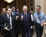 Tilfreds. Den republikanske leder i Senatet, Mitch McConnell (i midten) mener, at gældsloftaftalen sikrer USA, så landet undgår problemer. 