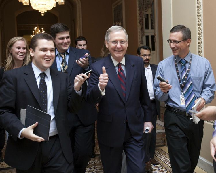 Tilfreds. Den republikanske leder i Senatet, Mitch McConnell (i midten) mener, at gældsloftaftalen sikrer USA, så landet undgår problemer. 