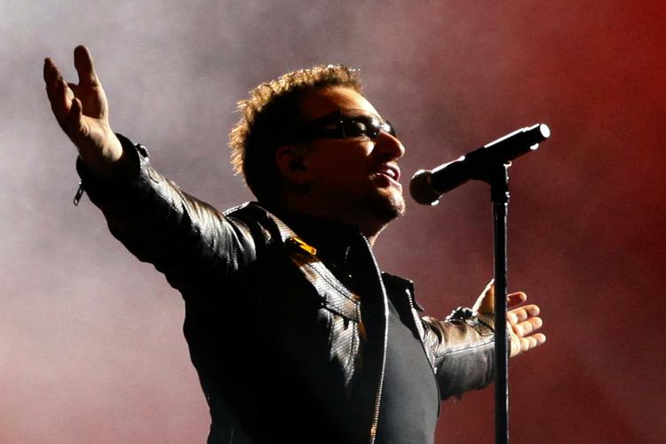 Fænomen. Bono og de andre U2-drenge har væltet den ene arena efter den anden på den lange turné. Her spiller de i Mexico for godt 100.000 tilskuere. (Arkiv) 