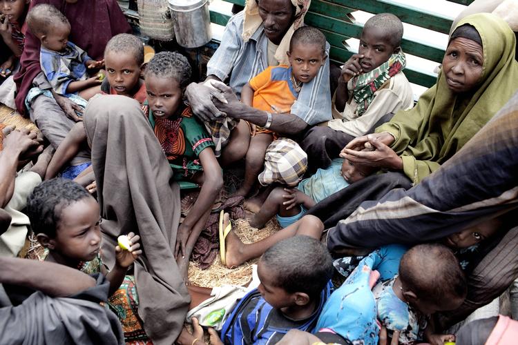 SULT. På ladet af lastbiler ankommer flygtninge fra Somalia i en lind strøm til den somaliske grænseby Dadaab. 