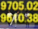 Øv-dag. Ny dag i Tokyo, hvor det japanske Nikkei 225-indeks er faldet med over to procent som følge af dårlige nyheder fra USA og Europa. 