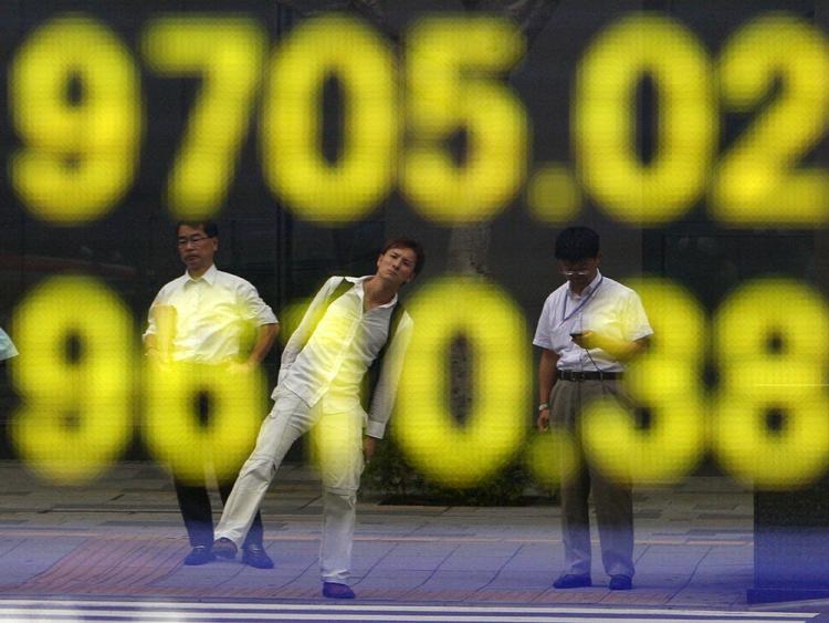 Øv-dag. Ny dag i Tokyo, hvor det japanske Nikkei 225-indeks er faldet med over to procent som følge af dårlige nyheder fra USA og Europa. 