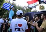 Protest. Athen i går. Syrere, der bor i Grækenland, demonstrerer foran Syriens ambassade i landet. 