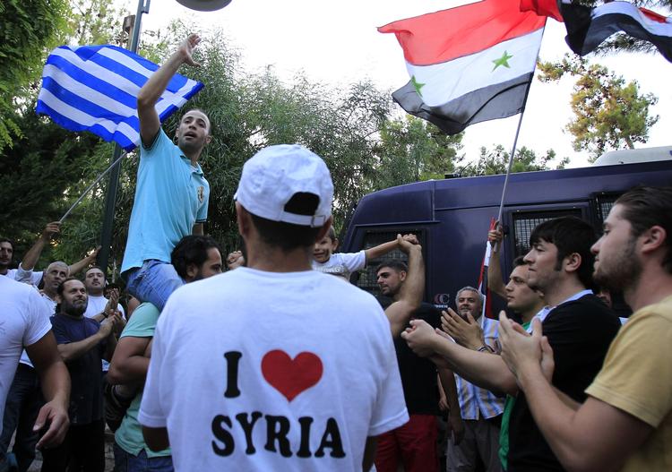 Protest. Athen i går. Syrere, der bor i Grækenland, demonstrerer foran Syriens ambassade i landet. 