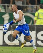 højdepunkt. Bashim Kadrii tænkte ikke på det gule kort, der lå i luften for at smide trøjen, da han scorede det vigtige 3-2-mål for OB i Grækenland. 