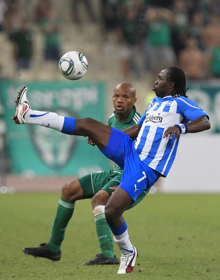 play-off. OB's Peter Utaka forsøger at få hold på bolden i kamp med Panathinaikos' Jean Alain Boumsong. 