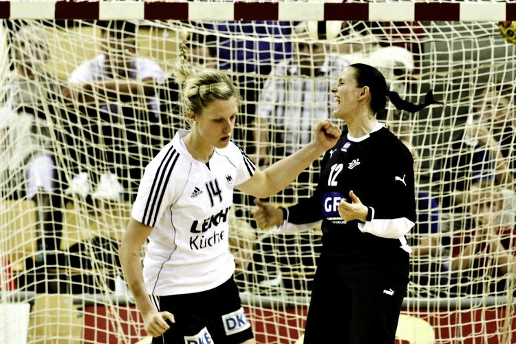 klubskifte. Susann Müller (tv) scorer på straffe mod Karin Mortensen i bronzekampen ved GF World Cup 2009 mellem Tyskland og Danmark. 