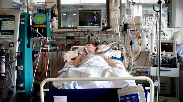 Svækket. I en uge ligger Casper Palmvig i respirator på Rigshospitalet, efter at han i juli 2007 har fået indopereret et mekanisk hjerte. Privatfoto 