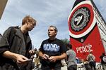 Shepard Fairey møder aktivister