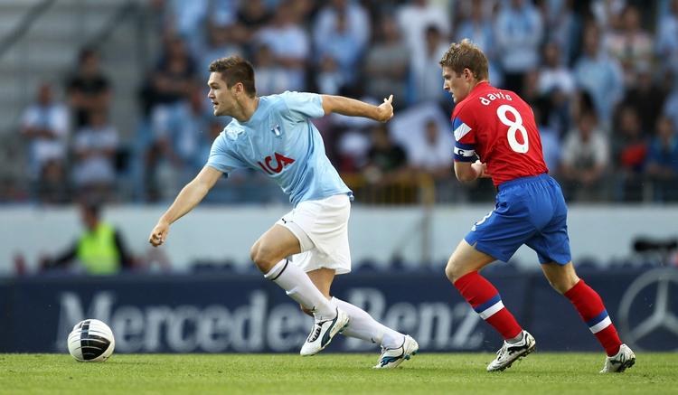 Matchvinder. 20-årige Jiloan Hamad (t.v.) har haft et fremragende år 2011. Landskampsdebut for Sverige blev onsdag fulgt op af avancement i Champions League. 