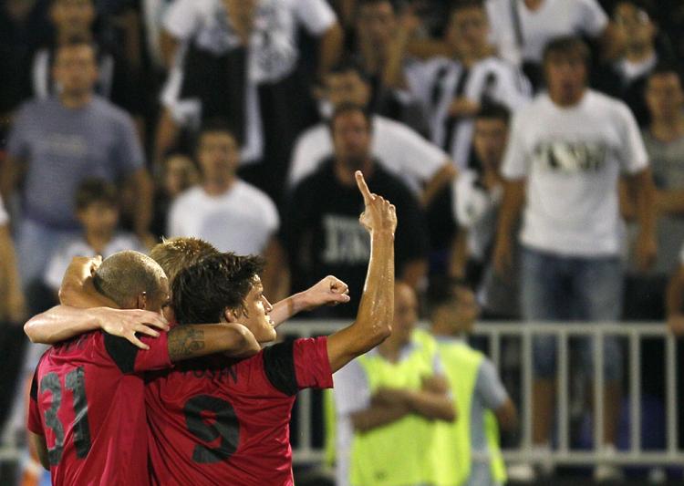 Videre. Genks angriber Jelle Vossen (t.h.) jubler efter den straffesparksscoring, der sendte de belgiske mestre videre til et muligt møde med FC København. 