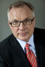 Bestyrelsesmand. Fritz Schur sidder i en mængde offentlige og halvoffentlige bestyrelser. Samtidig har han været leder af Den Liberale Erhvervsklub, som samler penge ind til Venstre. 