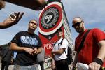 Fredsmøde. Den amerikanske kunstner Shepard Fairey mødte onsdag aktivister fra ungdomshuset foran sit hærværksramte kunstværk på Jagtvej 69. 