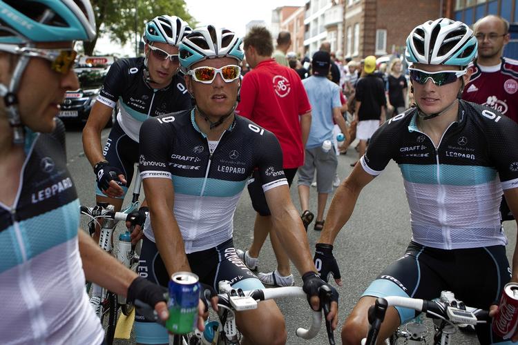Agterud. En irriteret Jakob Fuglsang er lige kommet i mål efter gårsdagens etape og kan konstatere, at han har tabt 1,34 minutter. 