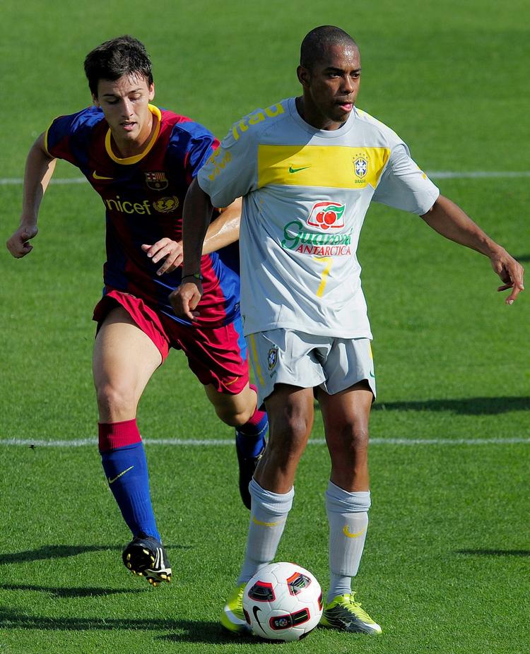Skiftet. Den defensive midtbanespiller Romeu (t.v.) spiller i øjeblikket U20-VM i Colombia. Her er han i aktion i en træningskamp med Barcelonas B-hold mod Brasilien og Robinho i  2010. 