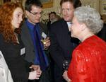 Drooning Elisabeth med tidligere chefredaktør hos Mirror Group, Piers Morgen (højre). Her til en mediereception på Windsor Castle i 2002. 