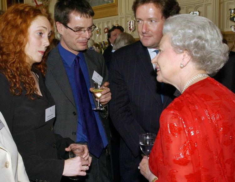 Drooning Elisabeth med tidligere chefredaktør hos Mirror Group, Piers Morgen (højre). Her til en mediereception på Windsor Castle i 2002. 