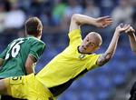 Exit. Brøndbys Mikkel Thygesen taber en nærkamp mod Maximilian Karner fra SV Ried. 
