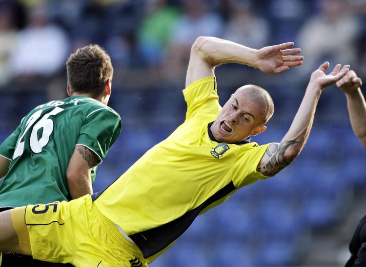Exit. Brøndbys Mikkel Thygesen taber en nærkamp mod Maximilian Karner fra SV Ried. 