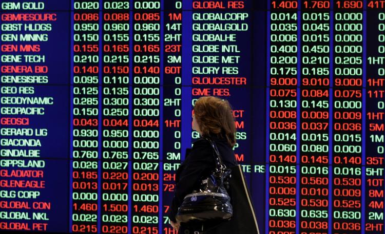 Nedtur. En kvinde passerer en elektronisk oversigt over de deprimerende australske aktietal i Sydney fredag morgen lokal tid. 