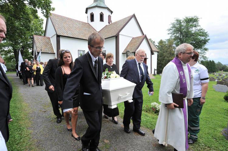 Offer. Hanne Anette Bach Fjalestad blev bisat i byen Lunner knap 60 kilometer fra Oslo. Danmarks ambassadør i Norge, Hugo Østergaard-Andersen og den norske miljø- og udviklingsminister, Erik Solheim, var blandt deltagerne. 