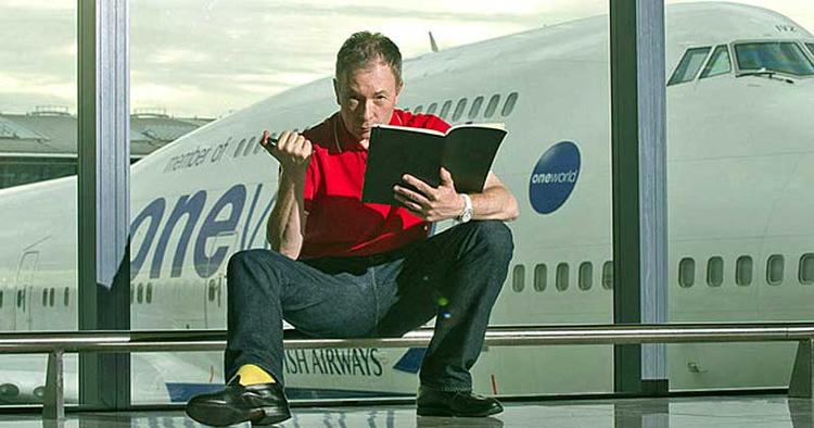 SKRIVEKLAR. Den anerkendte engelske forfatter, Tony Parsons, gør klar til at skrive i Heathrow-lufthavnen. 