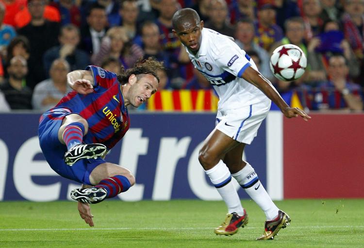 ude. FC Barcelonas Gabriel Milito (tv) indgår ikke længere i trænerens planer og bliver sat på porten et år før kontraktudløb. 