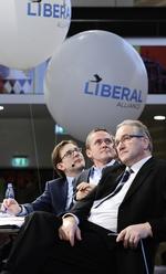 Modvind. Trio i vanskeligheder. Simon Emil Ammitzbøll, Anders Samuelsen og Leif Mikkelsen fra Liberal Alliance kan konstatere, at medvinden i meningsmålingerne er væk. 