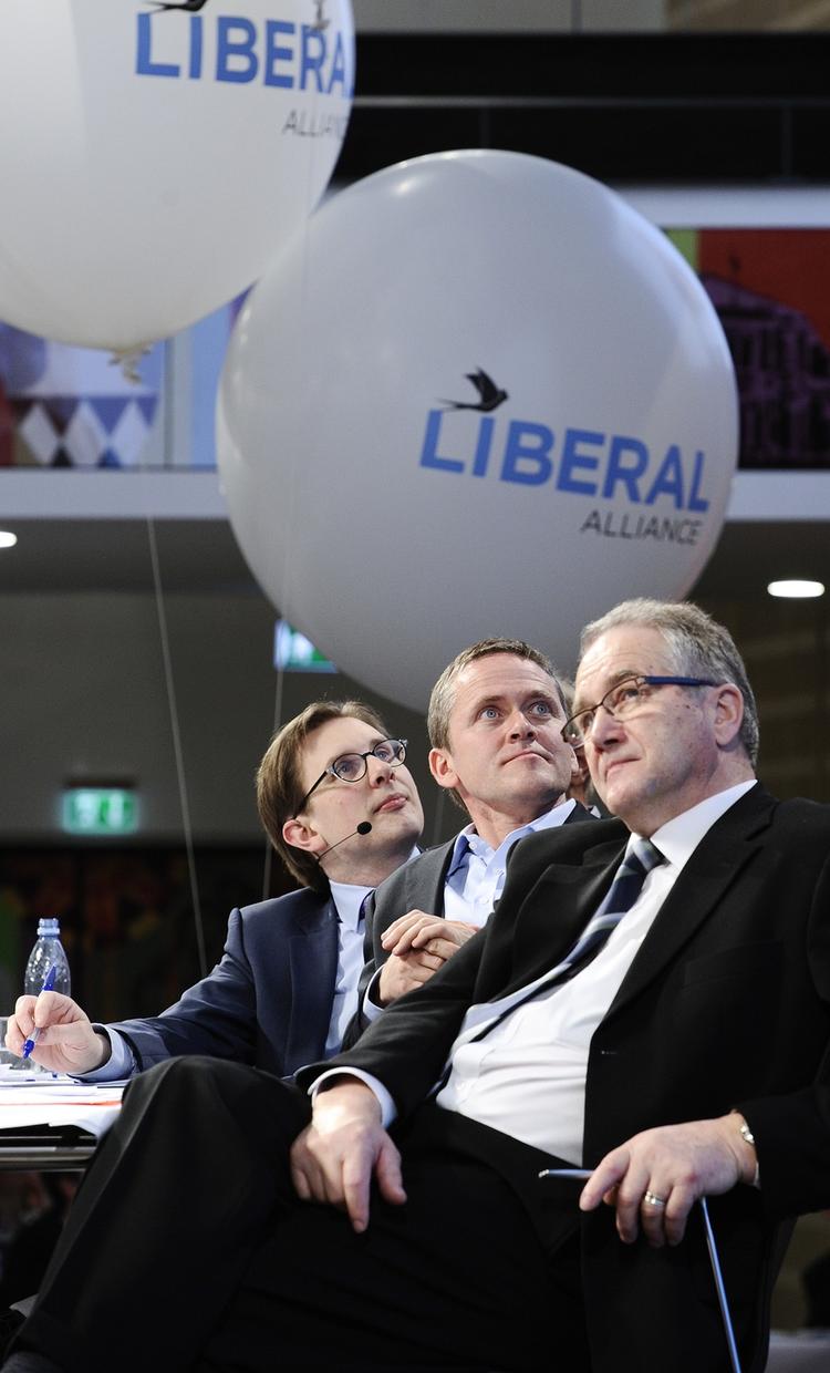 Modvind. Trio i vanskeligheder. Simon Emil Ammitzbøll, Anders Samuelsen og Leif Mikkelsen fra Liberal Alliance kan konstatere, at medvinden i meningsmålingerne er væk. 