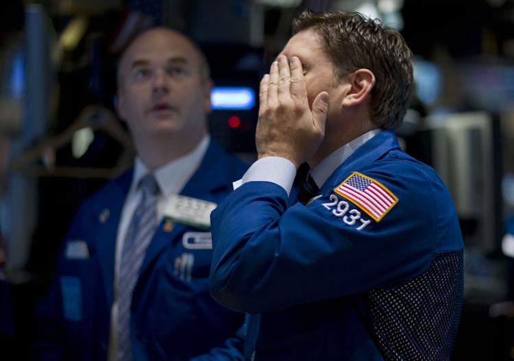 Kursfald. En aktiehandler på New Yorks fondsbørs på Wall Street reagerer på de største kursfald på en enkelt dag siden finanskrisen i 2008. 